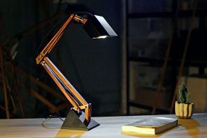 چراغ مطالعه با استفاده از لامپ ال ای دی و طراحی ساده ولی متفاوت