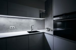 نورپردازی فضای آشپزخانه به سبک نورپردازی زیرکابینتی
