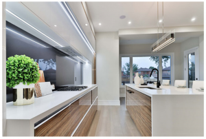 آشپزخانه نورپردازی شده به وسیله نورپردازی زیرکابینتی به سبک نورپردازی مخفی