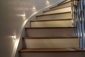 نورپردازی ملایم راه پله و پله به صورت دیواری یا داخلی