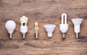 لامپ های مناسب استفاده در خانه که شامل لامپ کم مصرف و رشته ای می‌شود